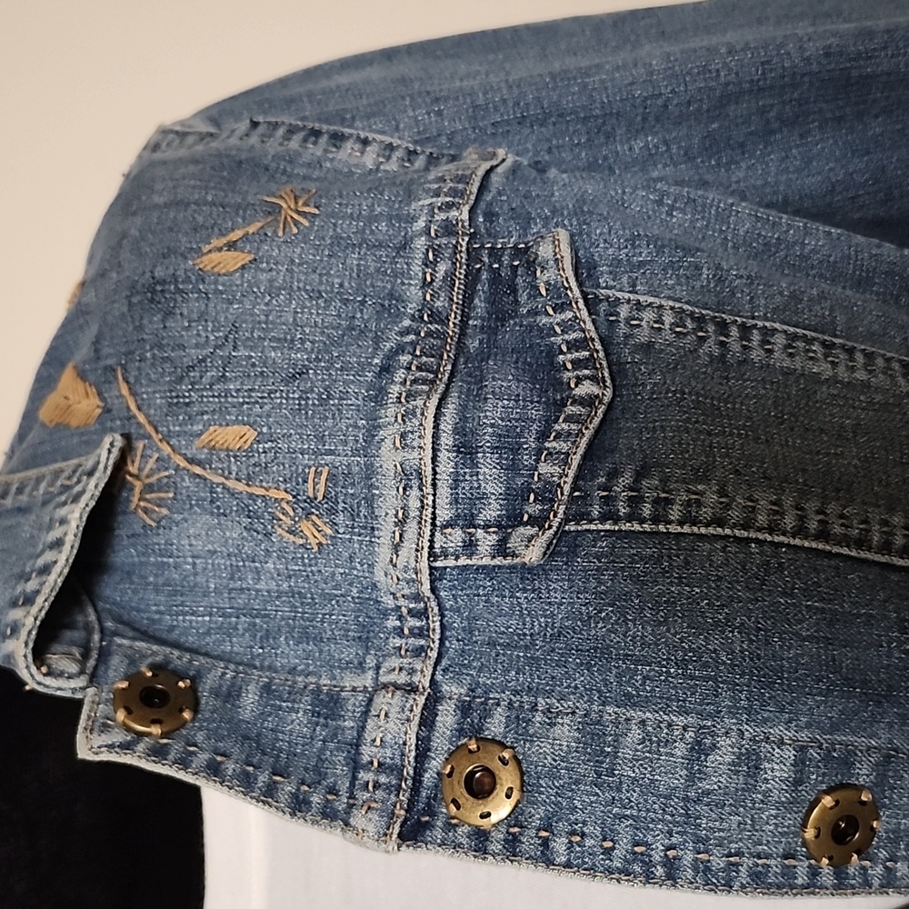 Medium Wash Denim Jacket Women’s M Fitted Jean Jacket Contrast Stitch Detail - Picture 3 of 15